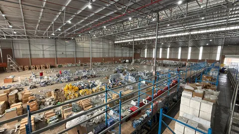 Warehouse to let in Pomona (9).